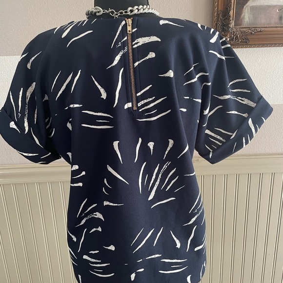 MELLODAY Blue and White Graphic Boxy Blouse - Picture 8 of 8